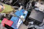 車のバッテリーを外すとき－端子から外す理由